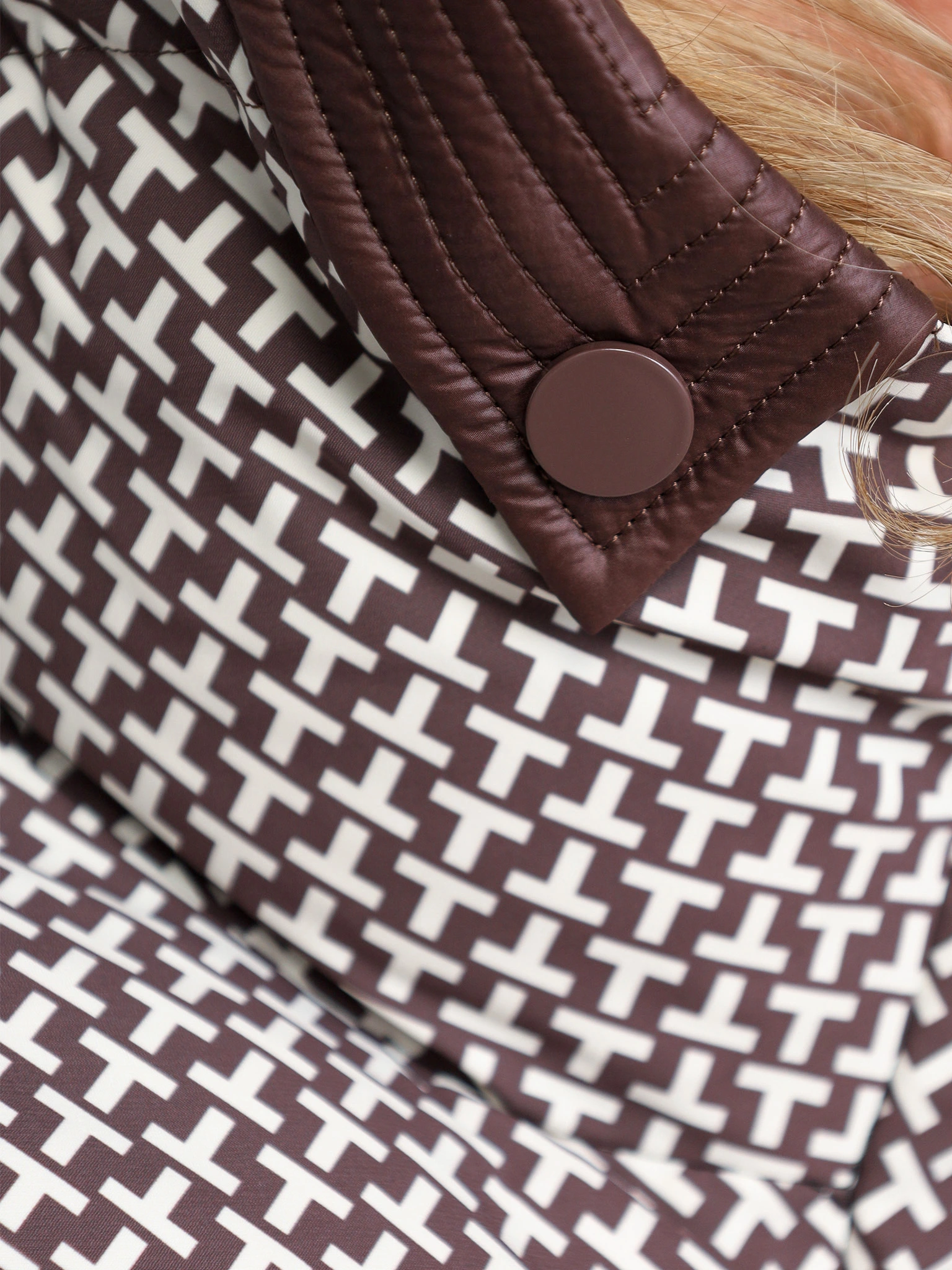 Пуховик коричневого цвета с капюшоном